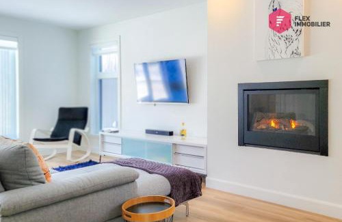 Pont-Rouge House | Le Harfang de Portneuf/Hot tub Pool Sauna Billiards Trails