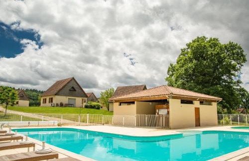 Lacapelle-Marival House | Le Lac Bleu 20