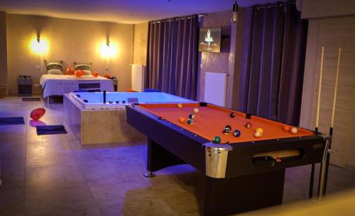 Koenigshoffen Est Apartment | LE LOFT A BULLES (85m2 Jacuzzi Hammam Billiard Bar Douche Sauna)