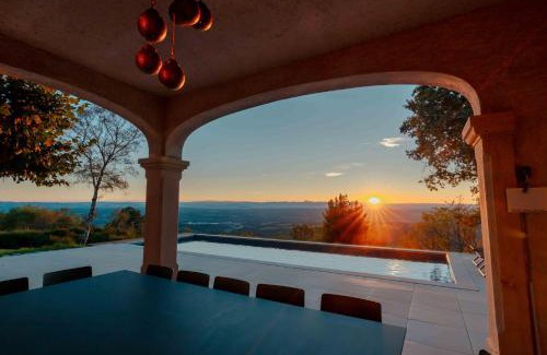 Thiers Villa | Le mas du roulier, villa provençale chic, 320m2 au calme avec vue 180 sur puy de Dôme