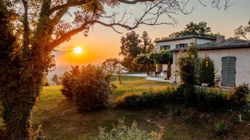 Thiers Villa | Le mas du roulier, villa provençale chic, 320m2 au calme avec vue 180 sur puy de Dôme