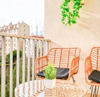 Vanves Apartment | Le Palais des Secrets - 10 minutes de Paris - Balcon
