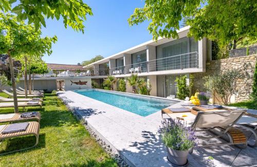 Grignan Bed & Breakfast | Le Pavillon M, Piscine et Spa au pied du château, Petit-Déjeuner inclus, Parking privé