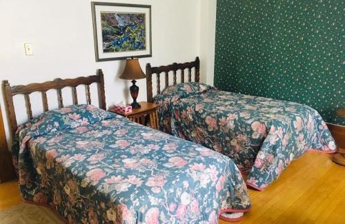 Montebello Hotel | Le Petit Château Montebello B&B