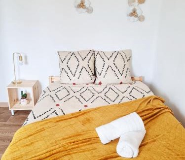 Flers Apartment | Le Petit Charmeur, parking, Wifi, gare