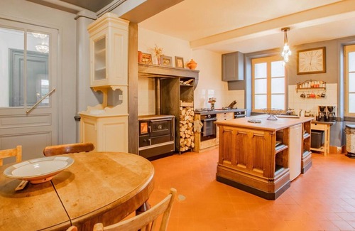 Chenay-le-Chatel House | Le Petit Chatel - CHENAY LE CHATEL