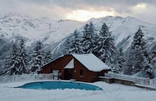 Guzet Neige Apartment | Le Petit Nid rouge and its view of the mountains 🌹, Le petit Nid Rouge