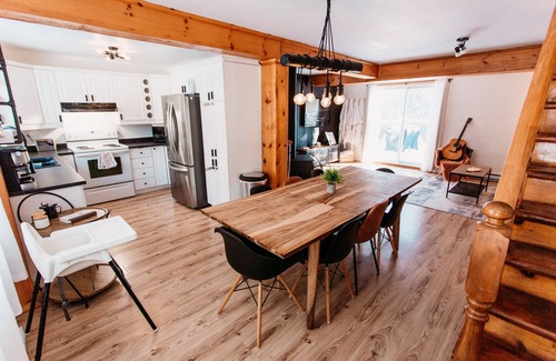 Labelle Ski Chalet | Le Petit Renard - Waterfront Retreat with Hot Tub, 45 min to Mont-Tremblant!