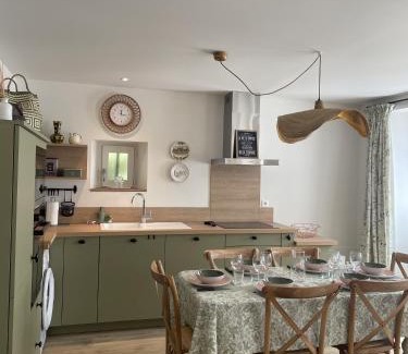 Saint-Aignan House | Le petit traîne-feuilles