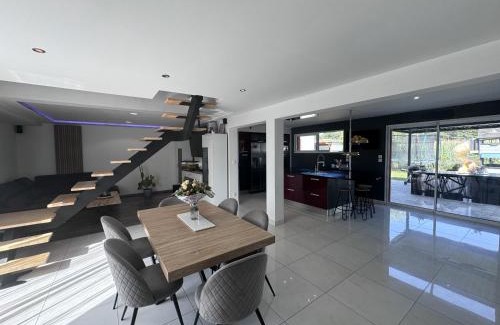 Saint-Mars-d'Outille House | Le QG des Bolides - 15 pers - Circuit - Rêve au Mans