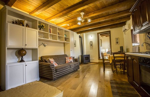Precetto House | LE ROCCHE - Under the Castle, SMERALDO Apartment with SPA and Black River View