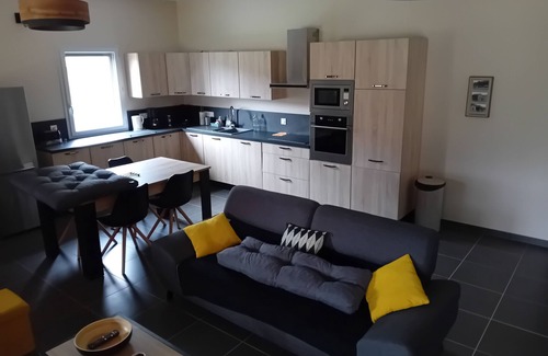 Saint-Leon-sur-Vezere Apartment | Le Séchoir des acacias "3 Gîtes: 12 people".