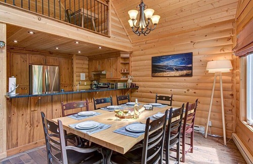 Amherst Apartment | Le Scandinave | Billard, Spa | Authentic Log Cabin