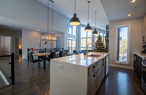 Saint-Alphonse-Rodriguez Ski Chalet | Le Somptueux : Luxurious Waterfront & Mountains