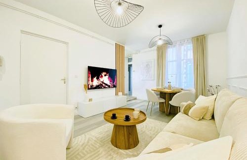 Sens Apartment | Le Subtil - By BEST KEYS - Élégance & Confort - 2 chambres séparées - Lit Queen Size - Smart TV Netflix - Machine à Café Nespresso - Proche Gare & Centre Ville - À 1H de Paris - WiFi Fibre - Check-in Autonome