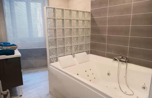 Saint-Jean-de-Crieulon Apartment | Le Temps Suspendu/Balnéo/Sauve