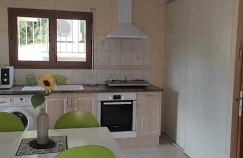 Les 3 Ponts Apartment | LE TITUS: Quiet & popular place; Swimming pool, scrubland, Provence.