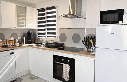 Villeneuve-sous-Dammartin Apartment | LE VOYAGE 10mn Aeroport Roissy CDG-Appartement duplex jusqu'à 6 voyageurs
