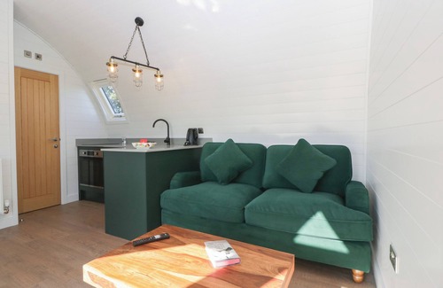 Newent Cottage | LEADON VIEW WILLOW, pet friendly, with a garden in Newent