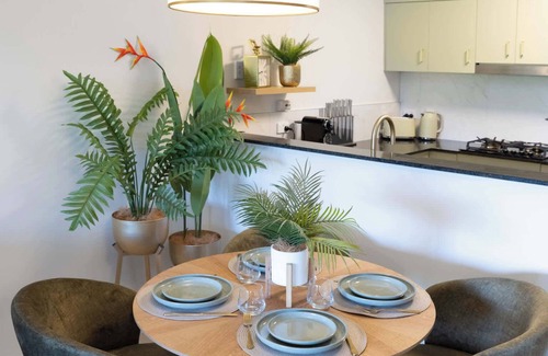 Westcourt Apartment | Leaf & Luxe - 9 Pools, BBQ & Gym