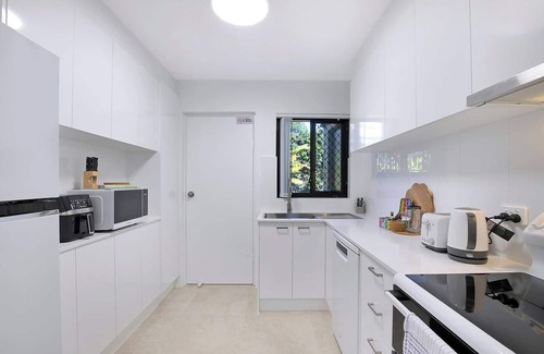 Red Hill Apartment | Leafy Hideout Quiet Comfort near Riverfront and CBD