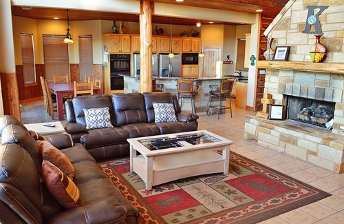 Marble Falls Cabin | Leanin K: Rustic Charm Meets Lakeside Serenity!