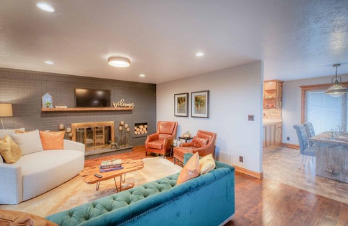 Yankton House | Leather&Spruce - Luxury Lake area fun funky home with amenities. Great for 2-18!