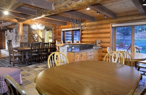 Crested Butte House | Lee`s Summit/Fabulous Log Home/Walking Distance to the Slopes/Hot Tub/Firepit