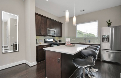 East Downtown Houston House | Leeland Luxe! ♨️Hot Tub♨️ EaDo Houston