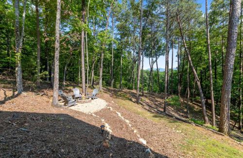 Cherry Log House | Lees Lookout - Pet Friendly with Mountain Views - Open Floor Plan, Vaulted Ceilings, Hot Tub, Pet Friendly, Outdoor Fire Pit