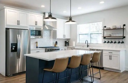 Northeast South Bend House | Legacy-Walk to Notre Dame. New 6 bedroom 5.5 bathrooms, sleeps up to14.