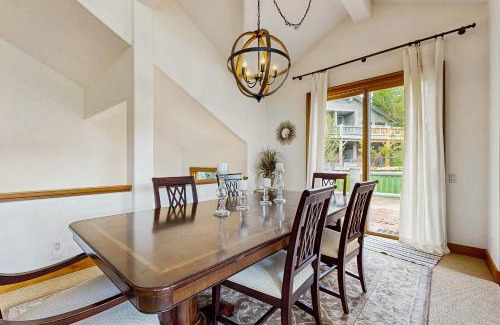 Elkhorn Village Apartment | Legends Hideout