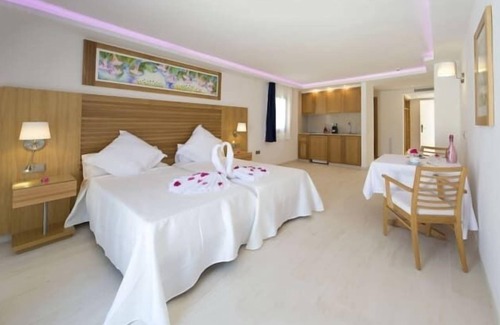Ibiza Town Hotel | LeibTour code: BONMYBOS-SS2/Pool + Beach 150m | Playa den Bossa | Free Parking
