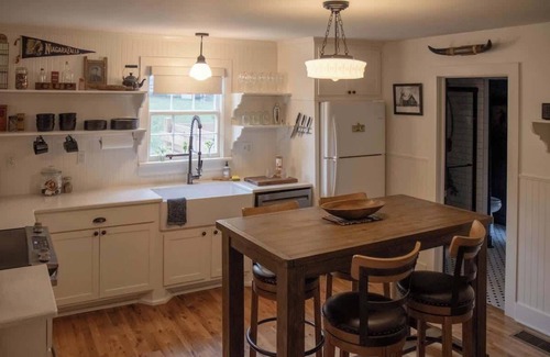 Leipers Fork House | Leipers Fork Village Bungalow w/Hot Tub & Firepit