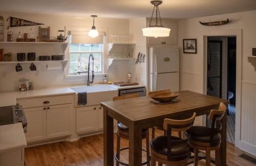 Leipers Fork House | Leipers Fork Village Bungalow with Hot Tub & Firepit
