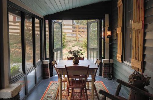 Leipers Fork House | Leipers Fork Village Bungalow with Hot Tub & Firepit