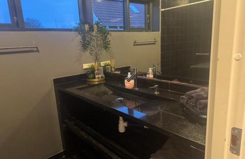 Broendy Strand Apartment | Lejlighed med eget bad, køkken og terasse