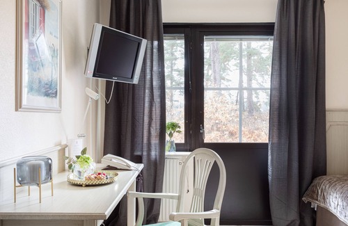 Upplands-Bro Municipality Hotel | Lejondals Slott