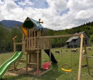 Osse-en-Aspe Ski Chalet | Les chalets de la forêt d'Issaux