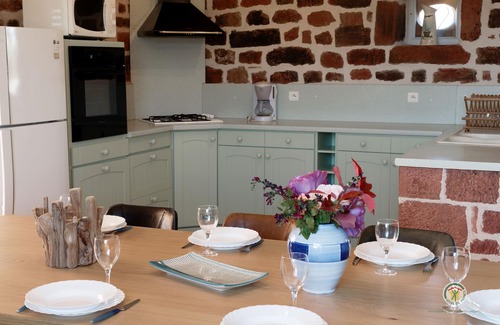 Lagleygeolle House | Les Collines Rouges, private heated swimming pool, close to many tourist attractions