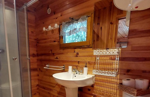 Saint-Julien-d'Arpaon Bed & Breakfast | Les Copains à Bord - Chambres D'hôtes et Roulottes