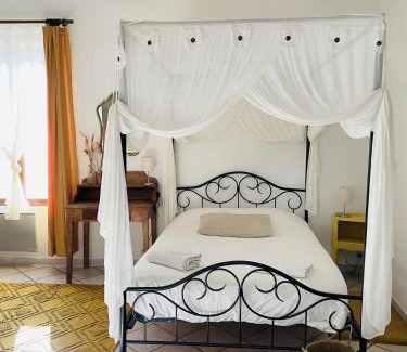 Saint-Julien-d'Arpaon Bed & Breakfast | Les Copains à Bord