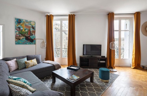 Decre-Cathedrale Apartment | Les Ducs by Cocoonr