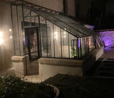 Poincare - Foch - Anatole France - Croix de Bourgogne Bed & Breakfast | Les Ecuries de Rigny, Suite haut de gamme avec jardin, jacuzzi et piscine