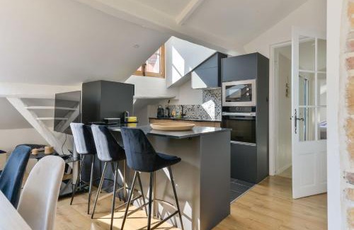 Old Lyon Apartment | Les jardins du Gourguillon