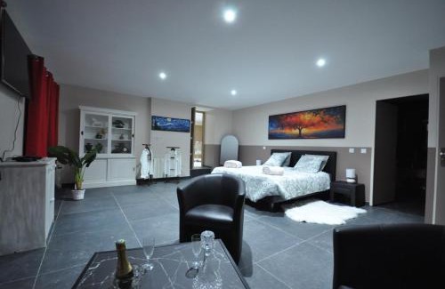 Moissac House | Les loups blancs