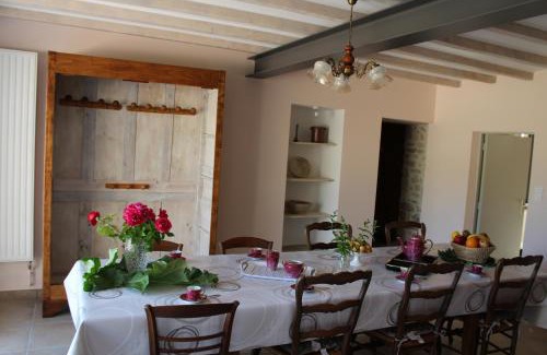 Chaptuzat House | "LES MONNATS" GITE 8 personnes à la campagne