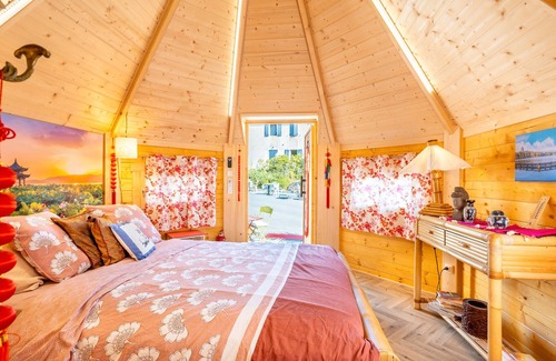 Saint-Michel-Mont-Mercure Bed & Breakfast | Les Philous Gourmands - Guest Room Chalet 'Chine' with Private Terrace