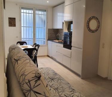 Antibes Old Town Apartment | Les Violettes 3 pièces centre ville Antibes