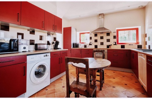 Montceaux-l'Etoile House | Les volets rouges, house in southern Burgundy overlooking the Arconce valley
